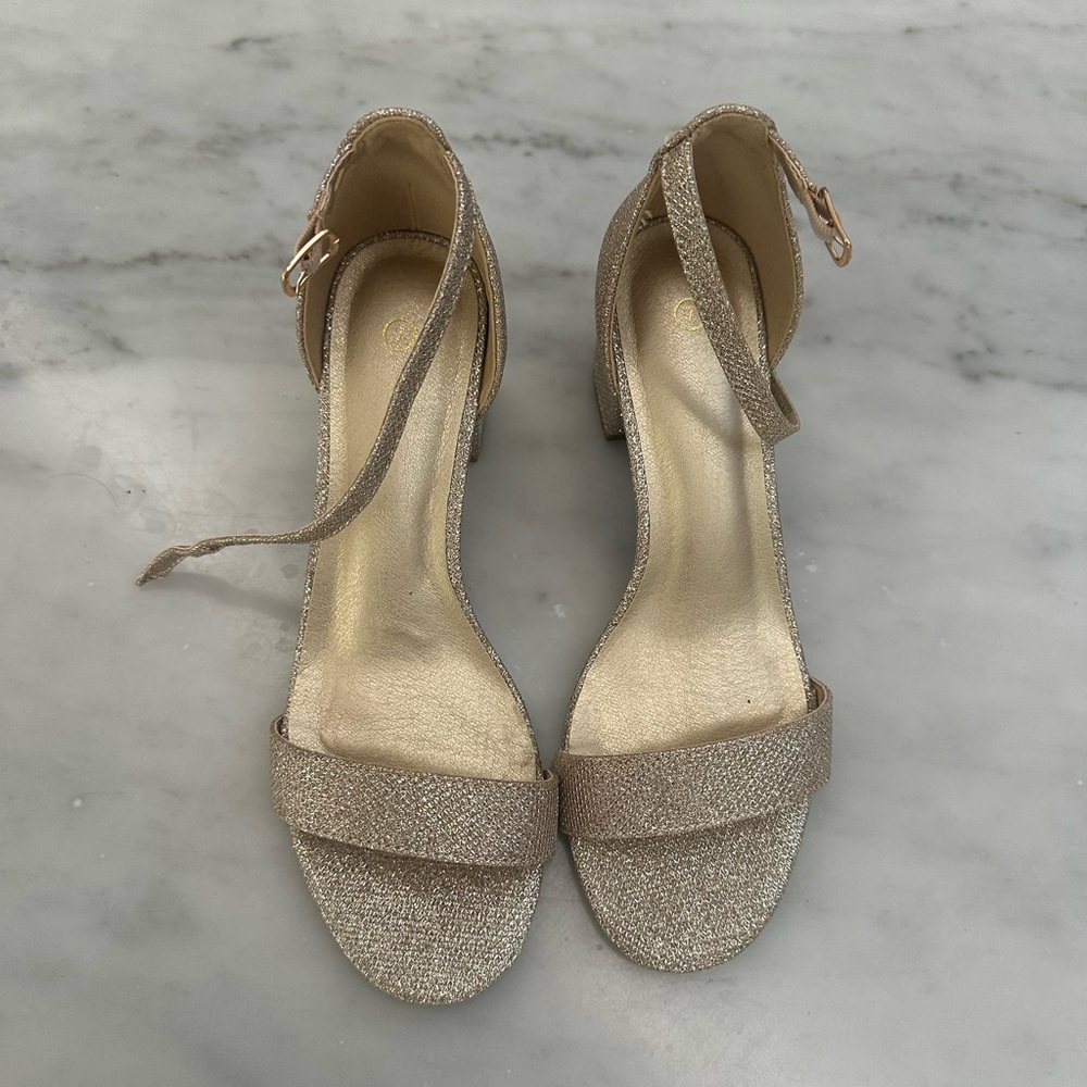 Elegant Gold Women's Heels size 7 (worn once)